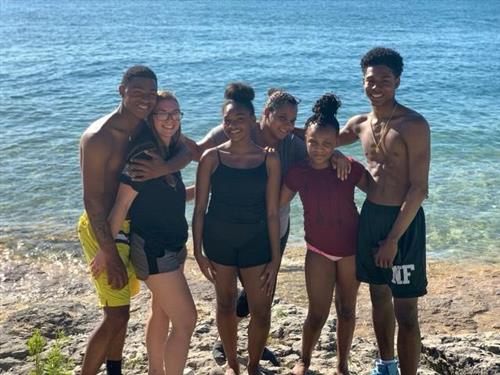 Picture of Ms.Mozell's oldest son,his wife, oldest daughter, Ms.Mozell, youngest daughter, and youngest son at the lake 